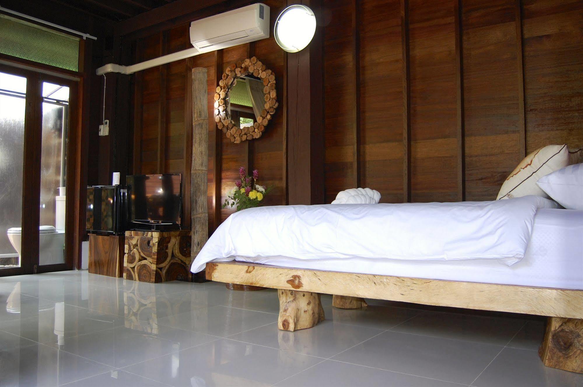 สวิส ล้านนา ลอดจ์ Hotel เชียงใหม่ ภายนอก รูปภาพ